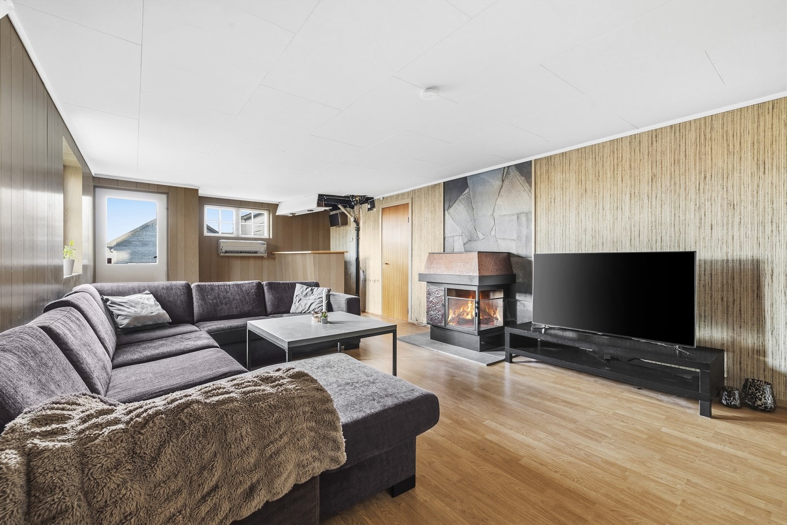 Kjellerstue (ikke bruksendret hos kommunen). Her er det stort vindu og det er egen inngang. Store kjellerrom og god bodplass i tilknytning til dette rommet Galleribilde