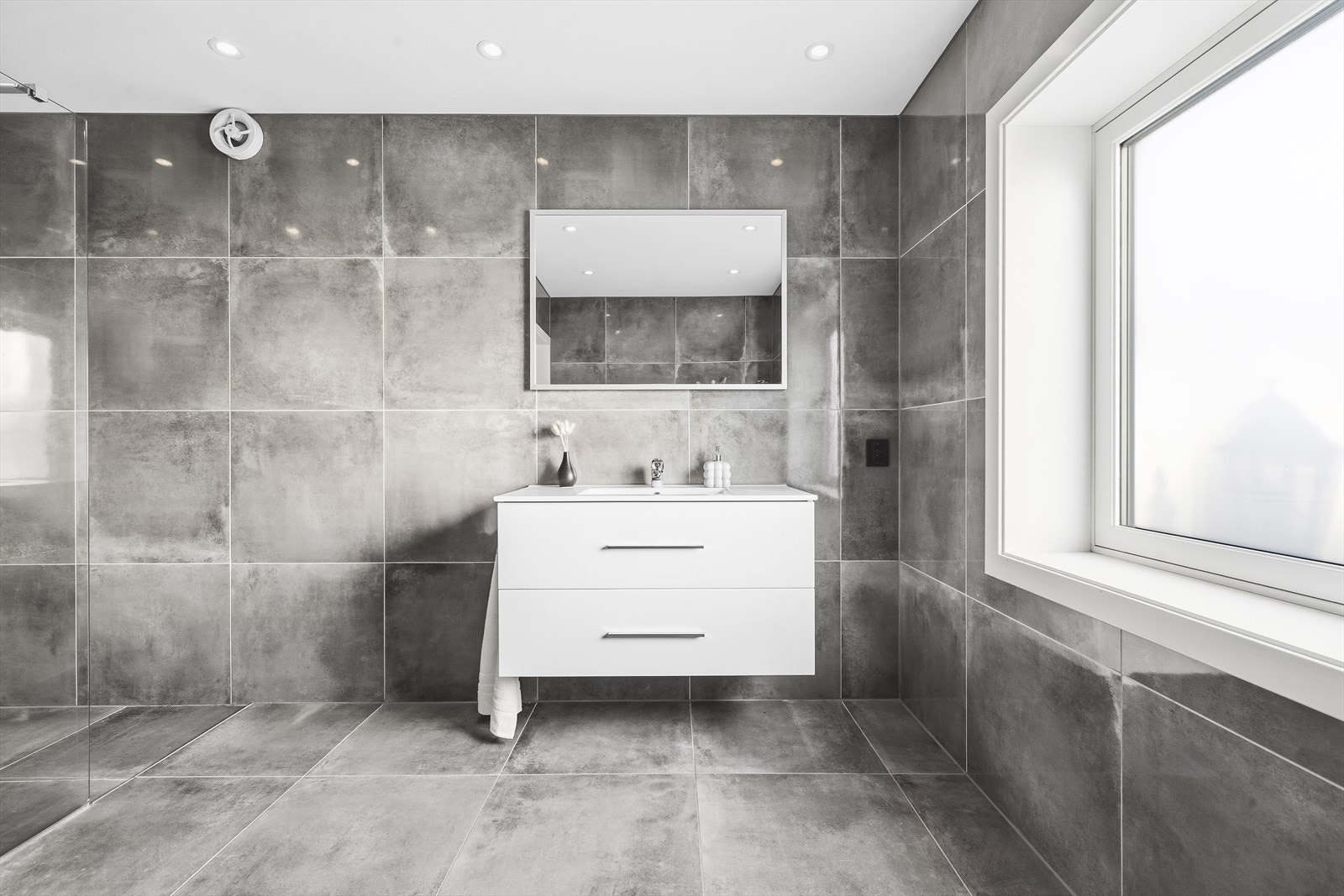 Pent, helfliset baderom pusset opp i 2020 Galleribilde