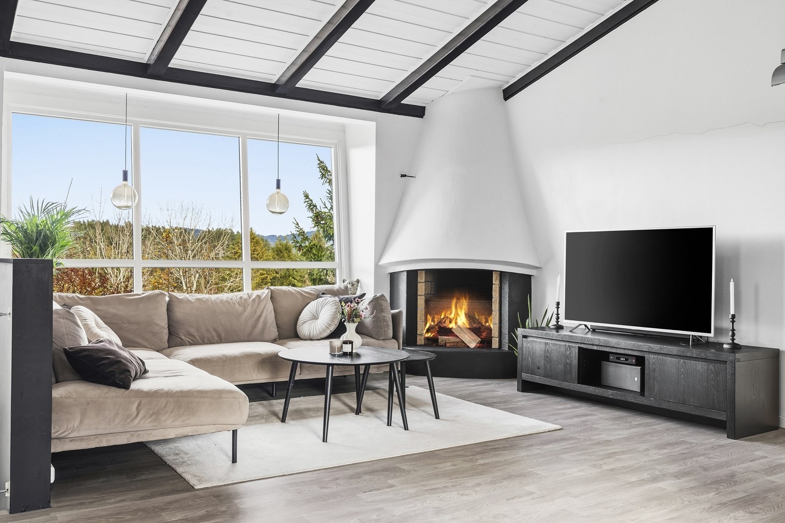 Fin stue med arkitektoniske særpreg som at vinduet er noe skråstilt (ikke i lodd) Galleribilde