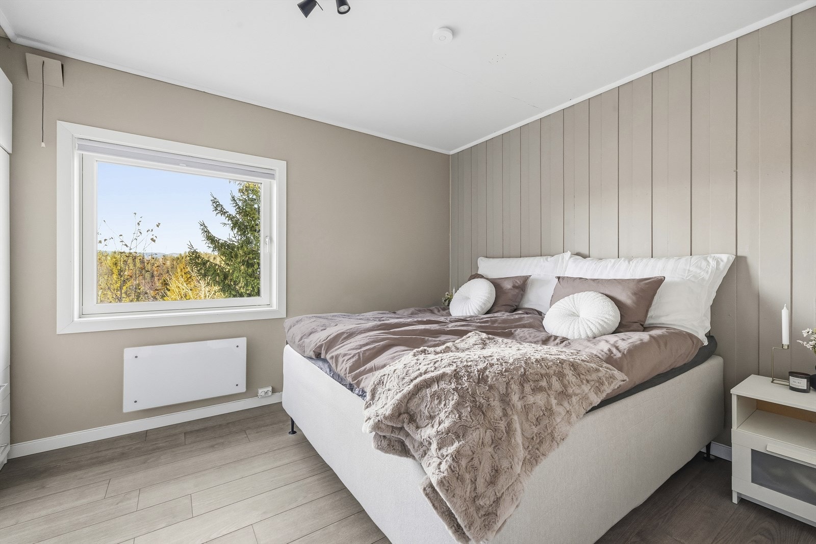 Hovedsoverom i tidsriktige farger, og nytt gulv Galleribilde