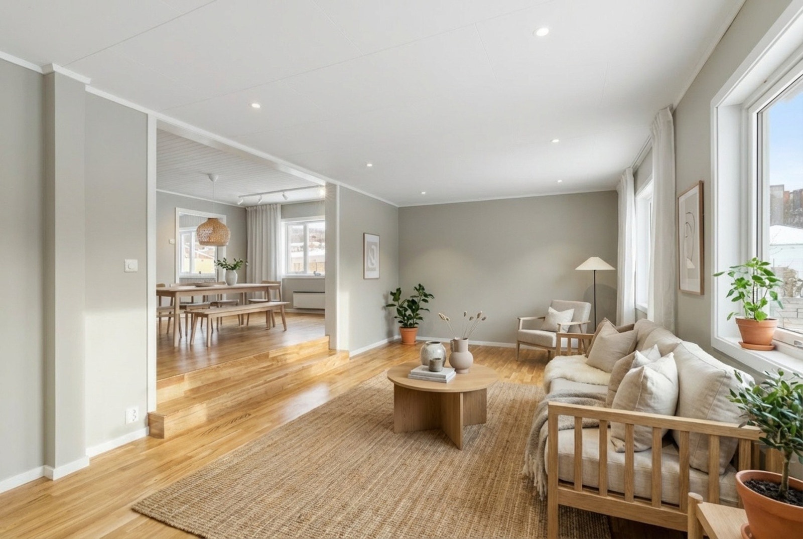 Overflatene er malt i et tidløst fargevalg. (Bildet er AI møblert) Galleribilde