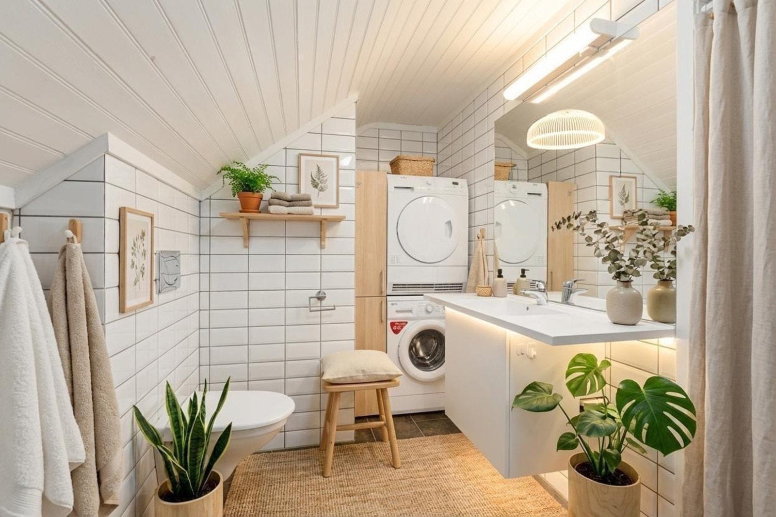 Vegghengt servantinnredning med speil med overlys. (Bildet er AI møblert) Galleribilde