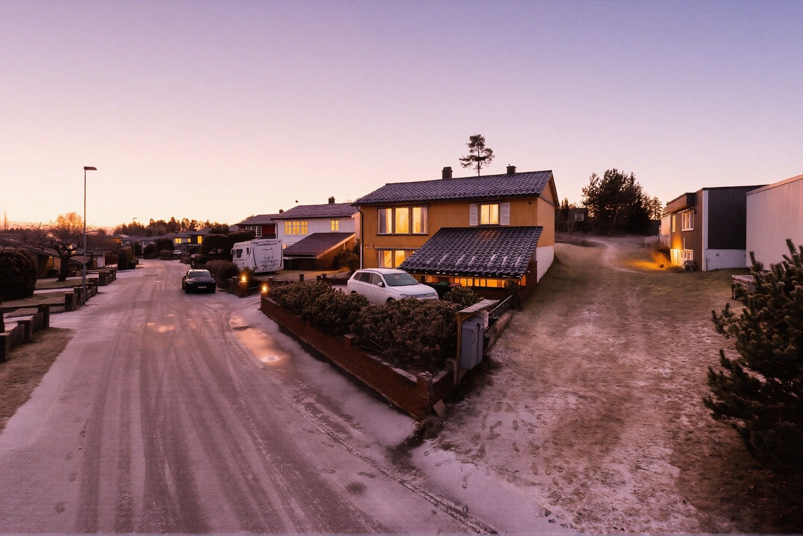 God beliggenhet/plassering i populært boligområde - grenser mot naturområde - solrik og usjenert uteplass og hage Galleribilde