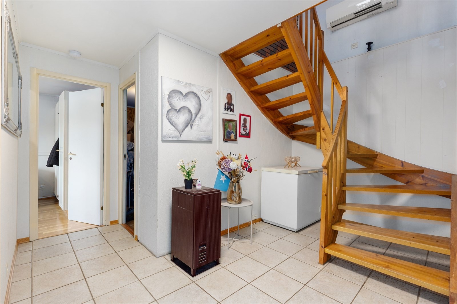 Parafinovn er ikke lenger i bruk. Sikringsskap med ny innmat fra 2022 er plassert i entrè. Galleribilde