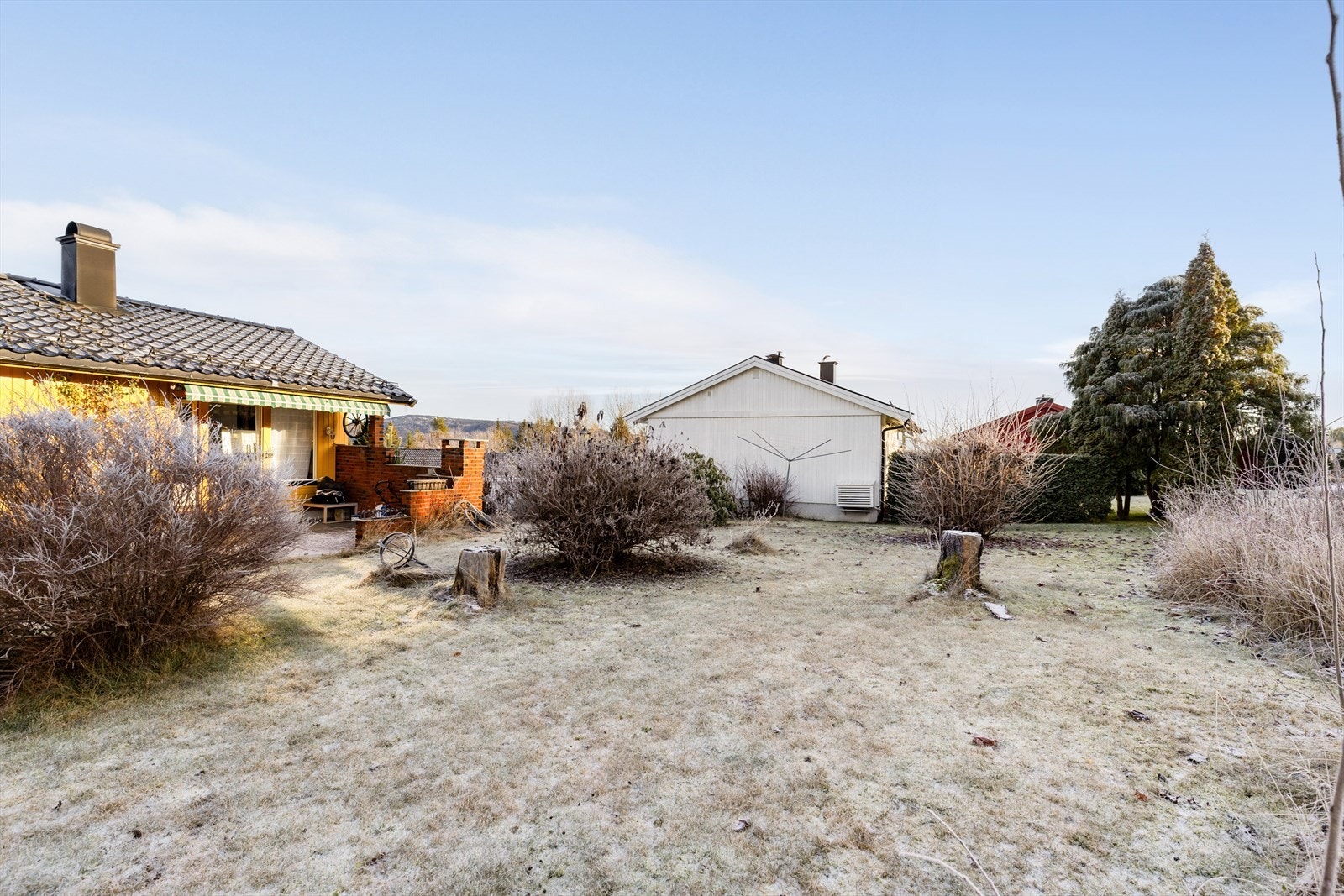 Romslig plenareal med pen beplantning som gir god plass til spill og lek for hele familien. Galleribilde