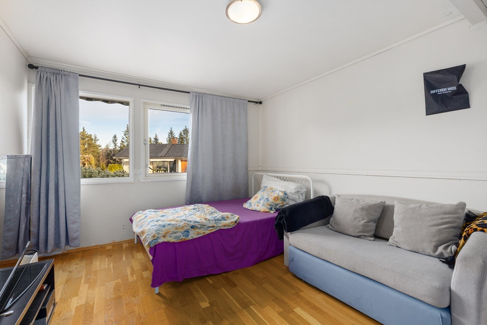 Boligen har tilsammen fire soverom, hvor tre av dem ligger i underetasjen. Galleribilde