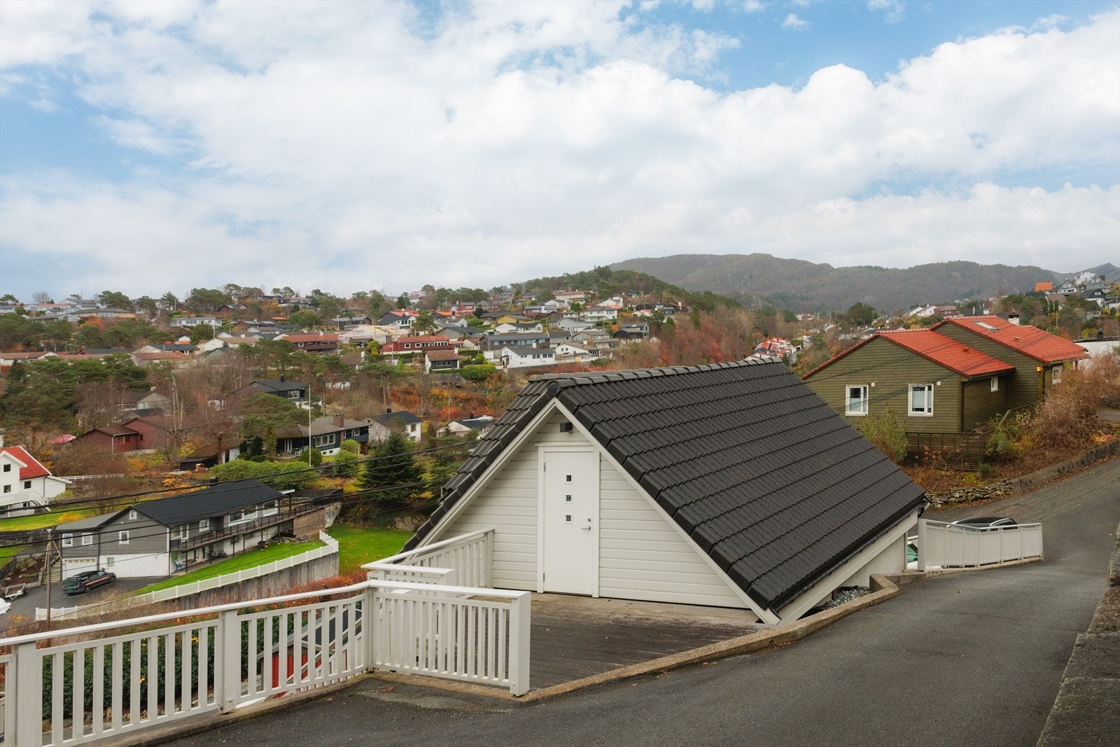 Stor flott garasje med innredet hems. Brukes som hobbyrom i dag. Galleribilde