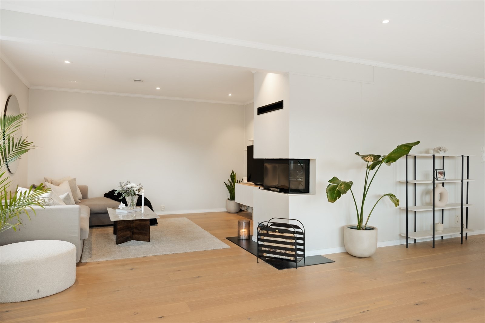 Flott peisinnsats sørger for varme og hygge i denne delen av stuen. Galleribilde