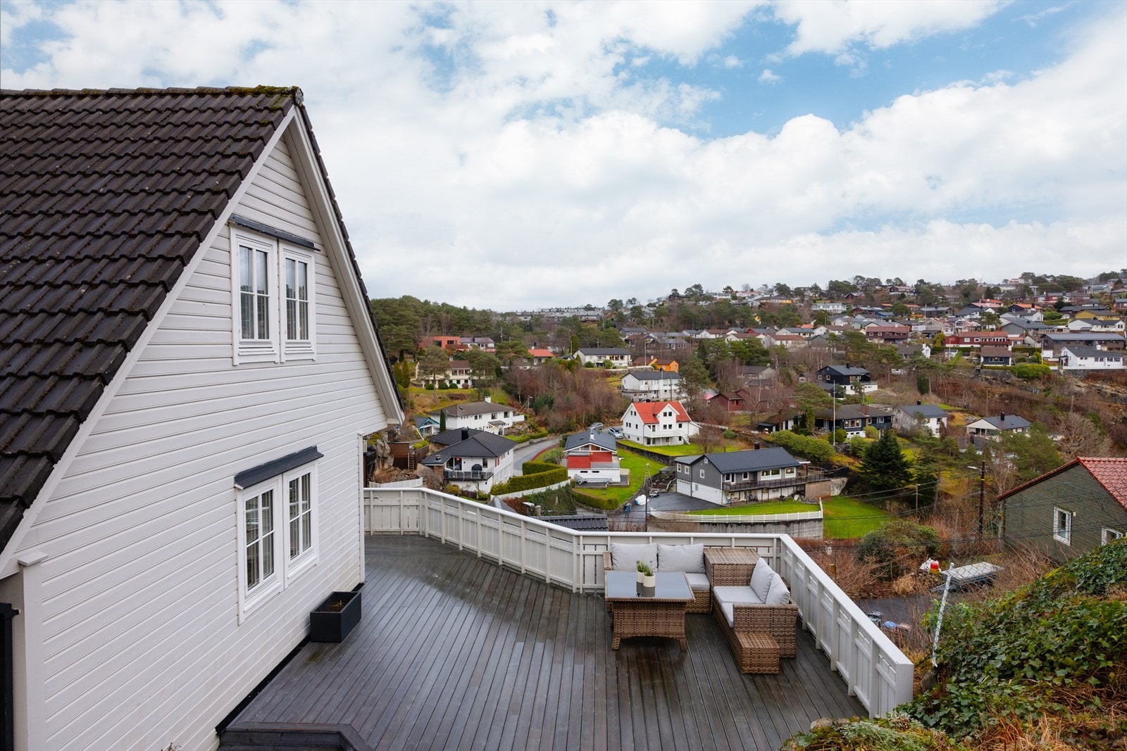 Solrik terrasse med god plass til hele familien. Her er det plass til å invitere venner og familie til sosialt samvær. Galleribilde