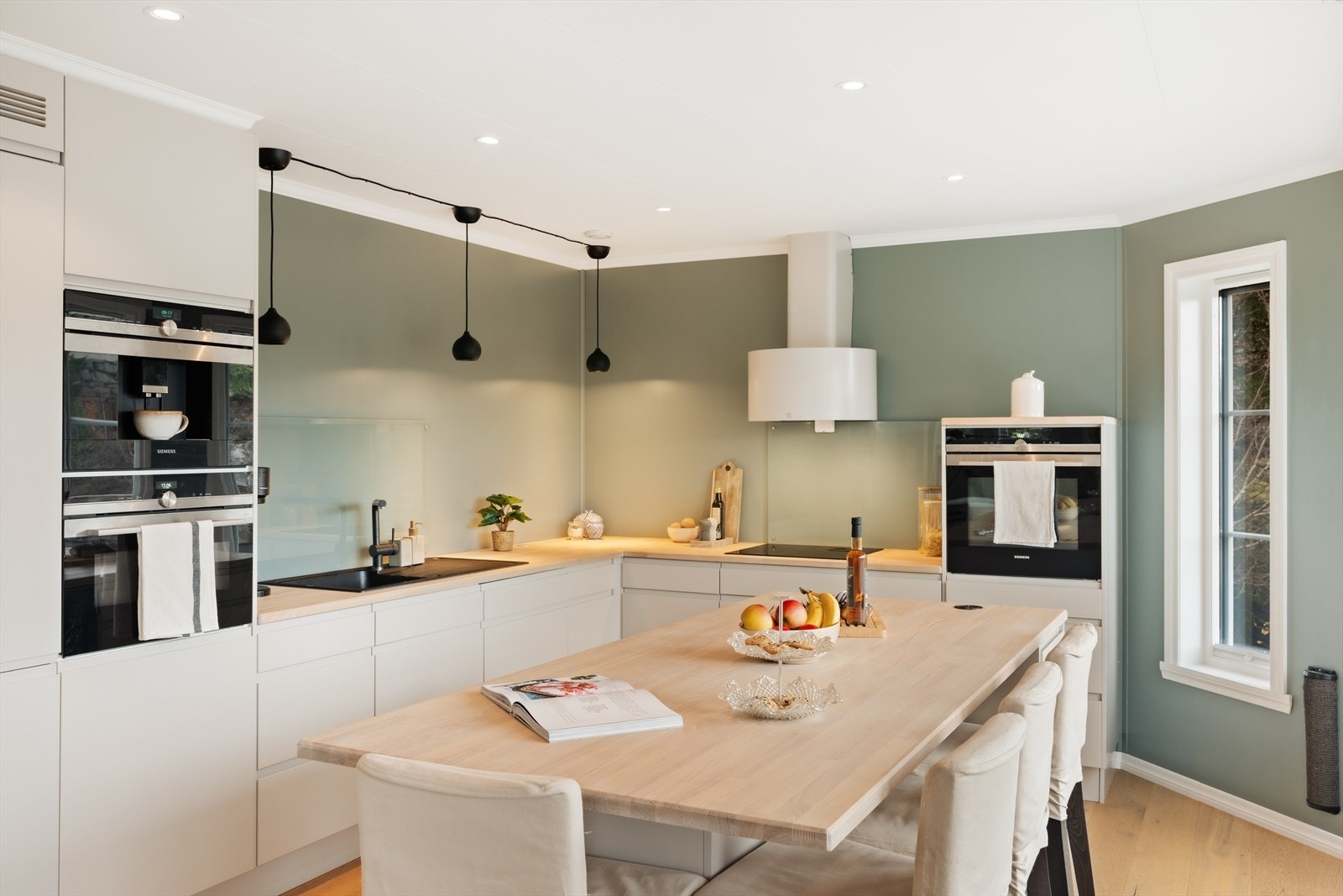 Stort flott sosialt kjøkken. Galleribilde