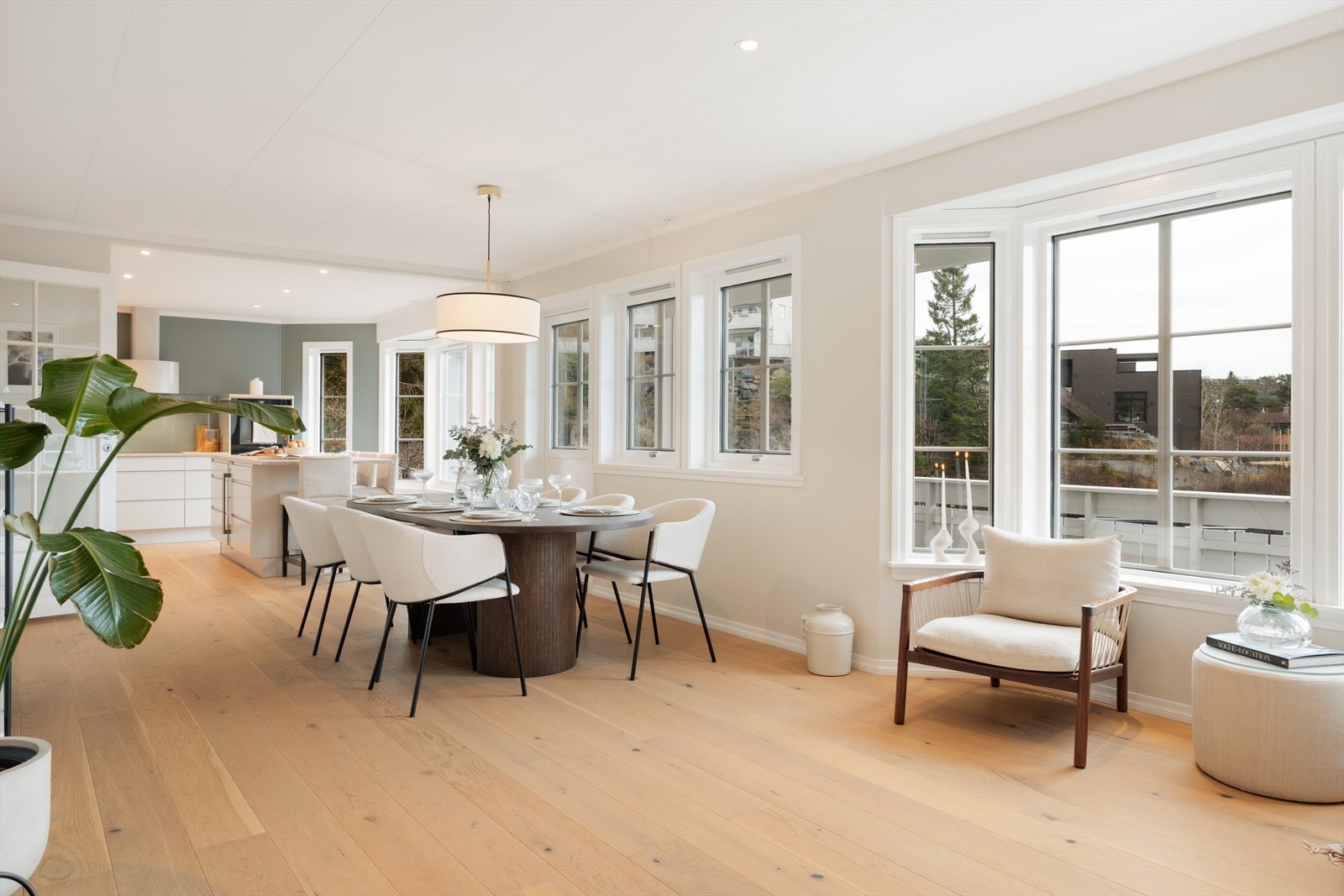 Store vindusflater gir godt med lys inn i boligen. Galleribilde