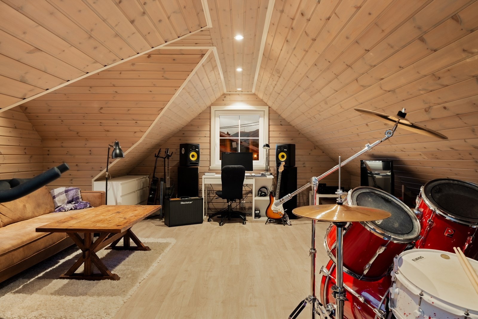 Garasjeloft er innredet som loftstue/rom for varig opphold, men er ikke godkjent for formålet. Rommet er godkjent som loftsrom. Galleribilde