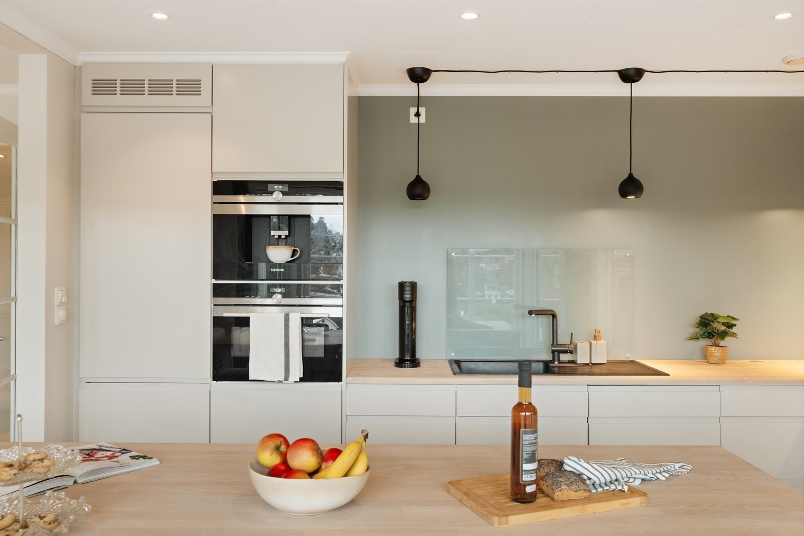 Alle hvitevarer er integrerte i innredningen og følger naturligvis handelen. Galleribilde