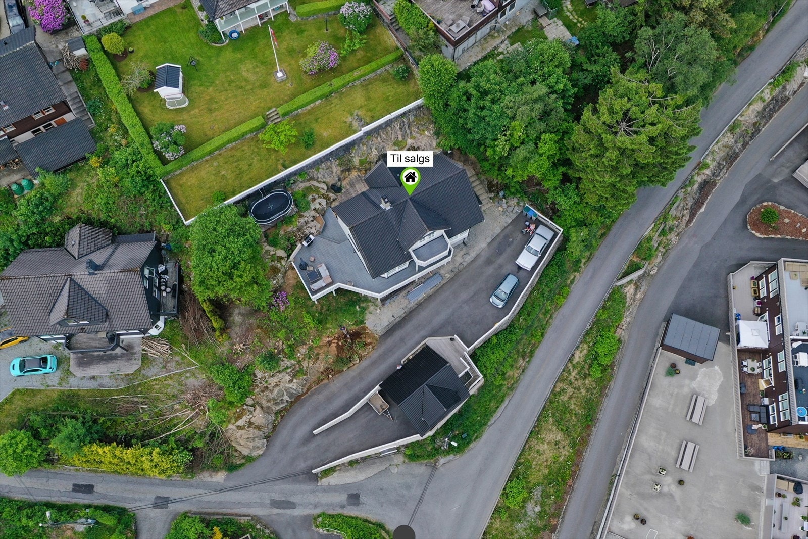 Stor flott enebolig med utleiedel og stor innredet garasje. Galleribilde