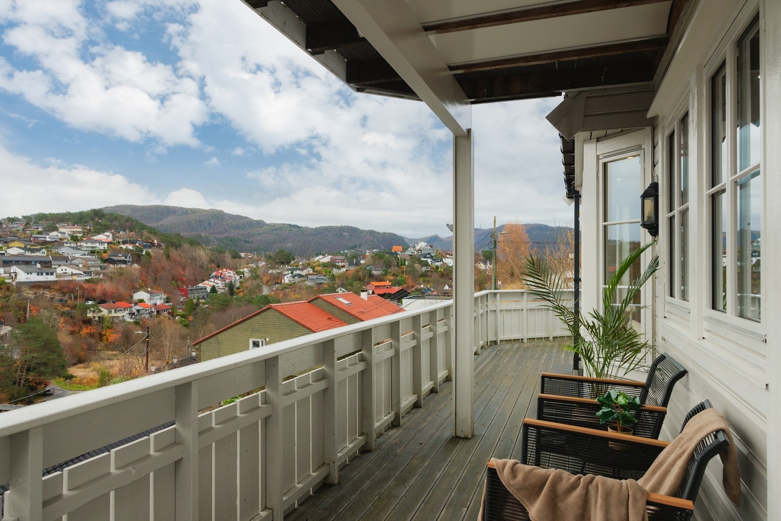 Stor flott terrasse med meget gode solforhold og en utsikt så langt øyet rekker. Galleribilde