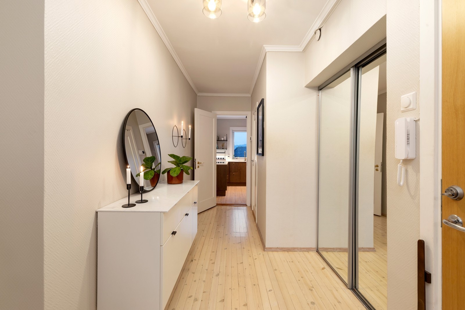 Gang/entré med skyvedørsgarderobe Galleribilde