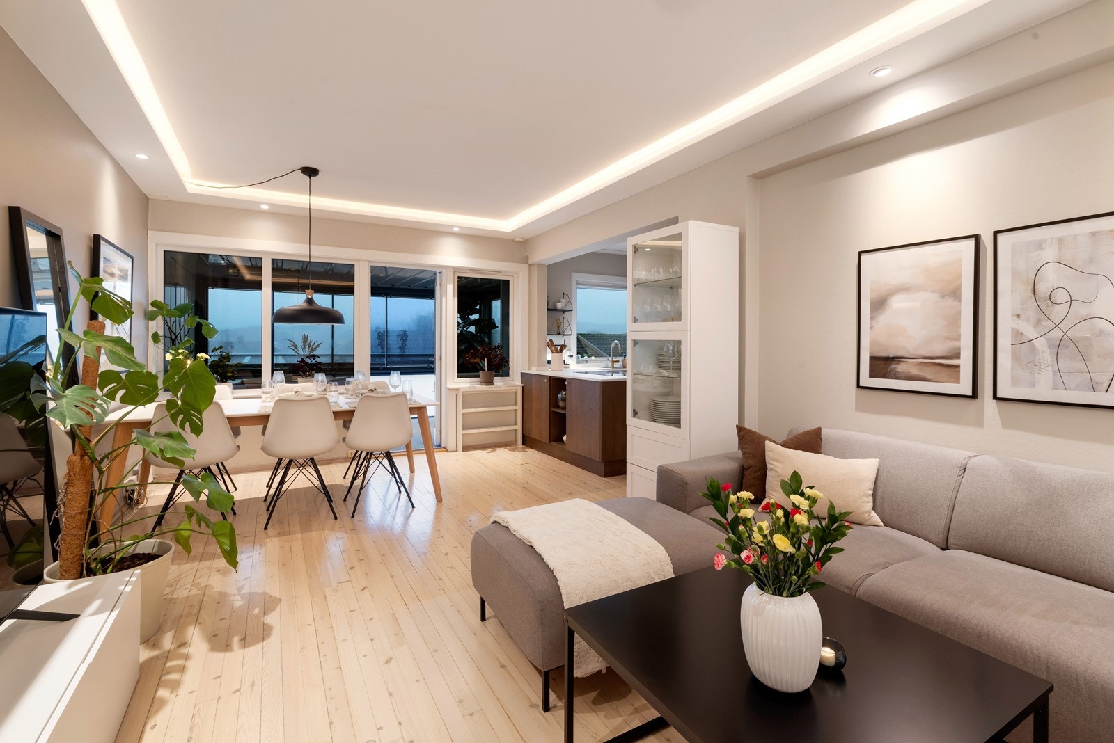 Stue sett mot spiseplass Galleribilde