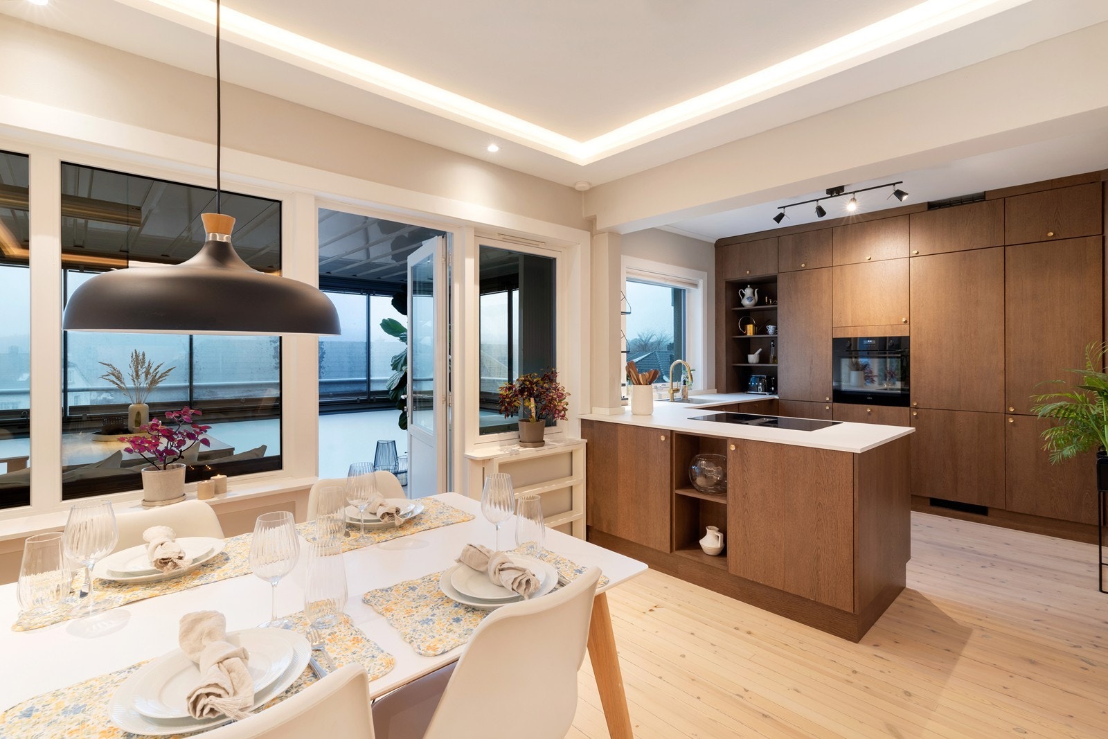 Praktisk åpen stue/kjøkkenløsning Galleribilde