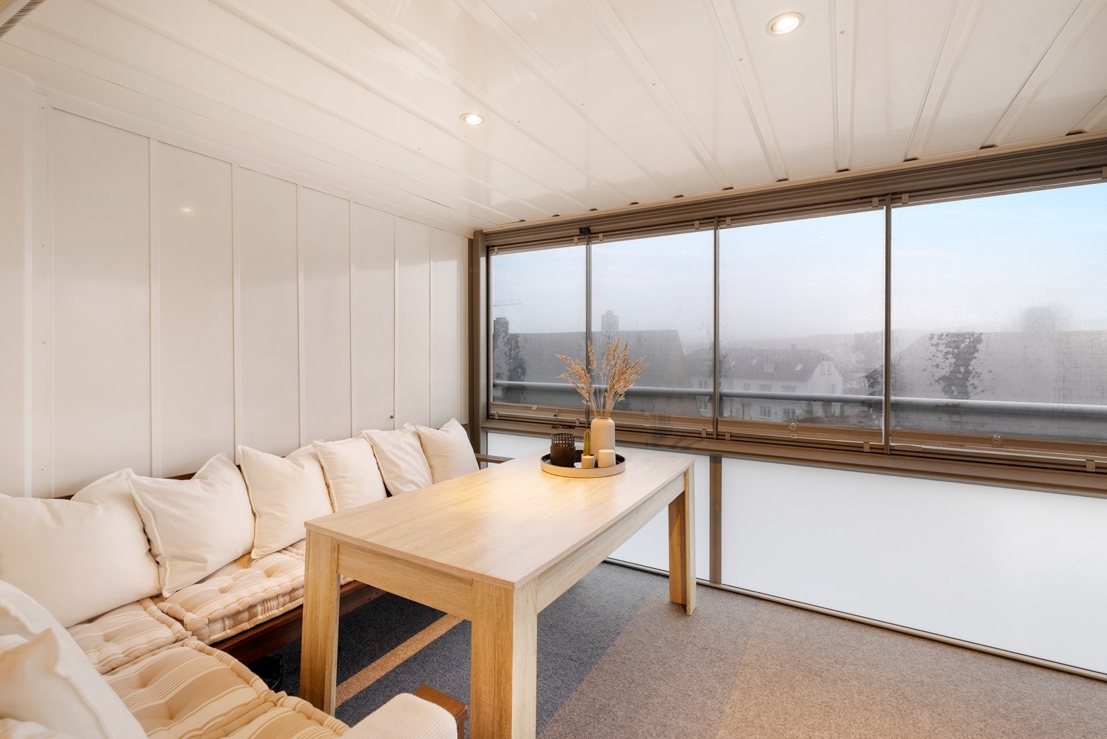 Innglasset vestvendt balkong med plass til utemøbler Galleribilde