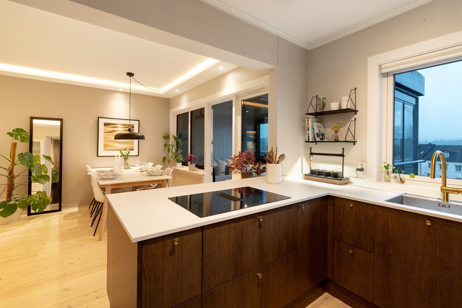 Kjøkken sett ut mot stue Galleribilde