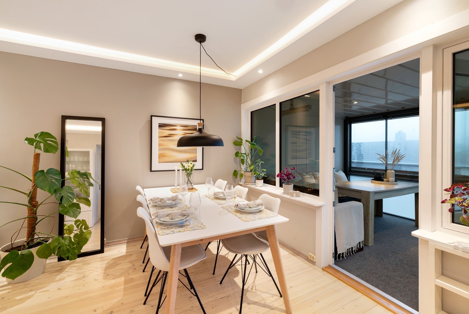 Utgang til solrik innglasset balkong Galleribilde