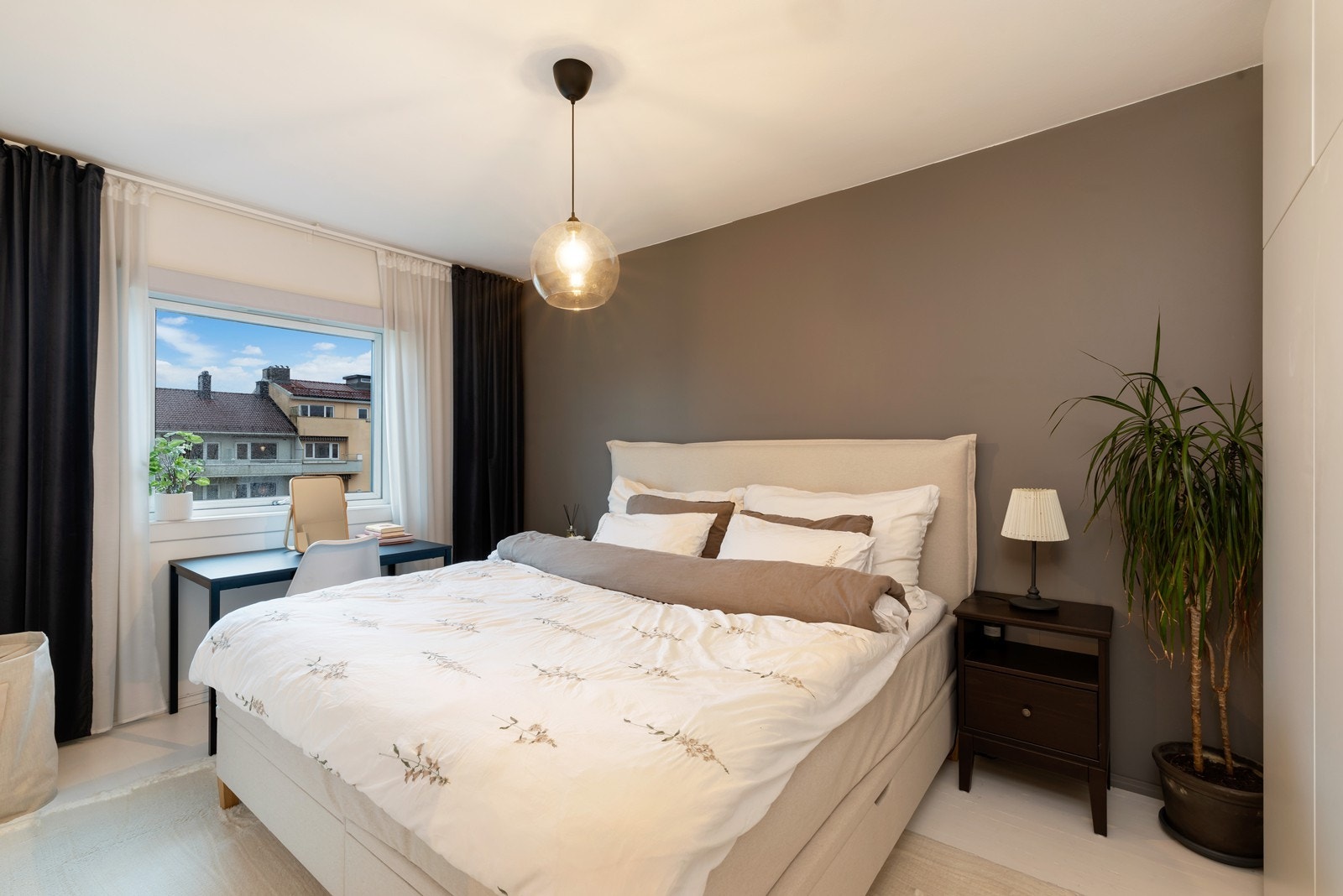 Romslig hovedsoverom med god plass til dobbeltseng Galleribilde