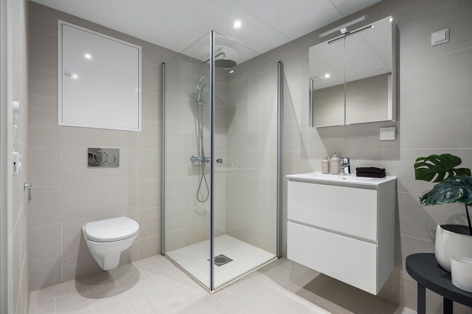 Delikat flislagt baderom med varme i gulv og downlights i himling. Galleribilde