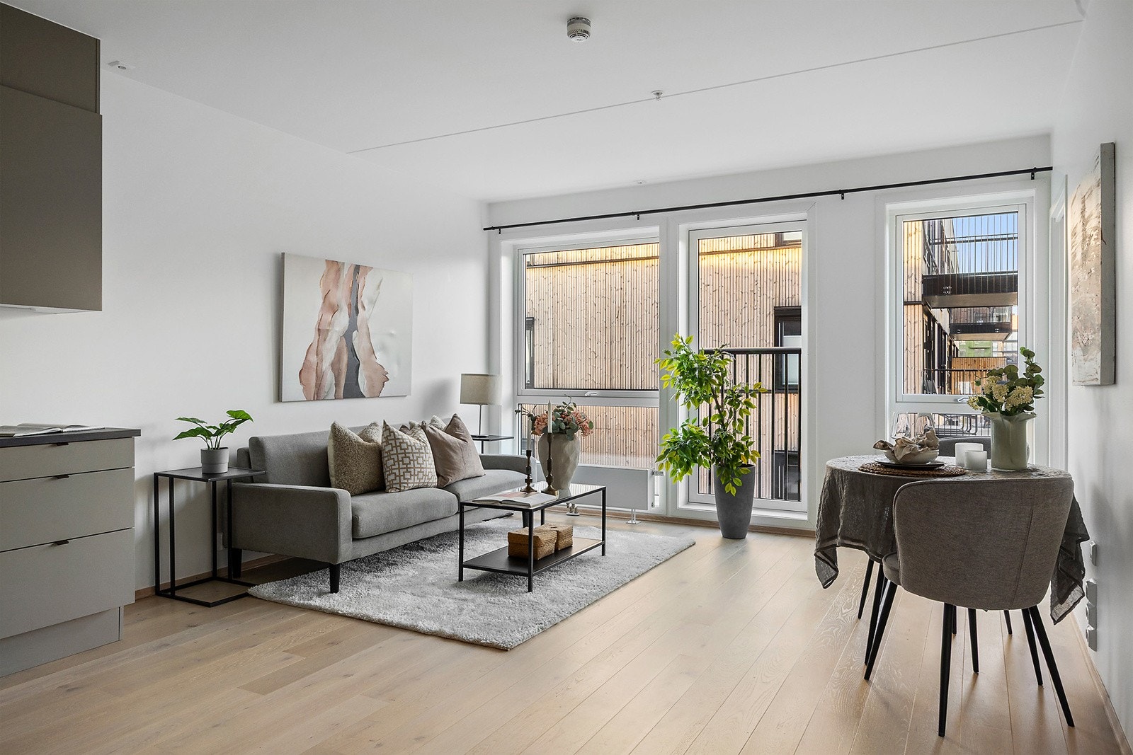 Leiligheten har en åpen stue- kjøkkenløsning med naturlig rominndeling. Galleribilde