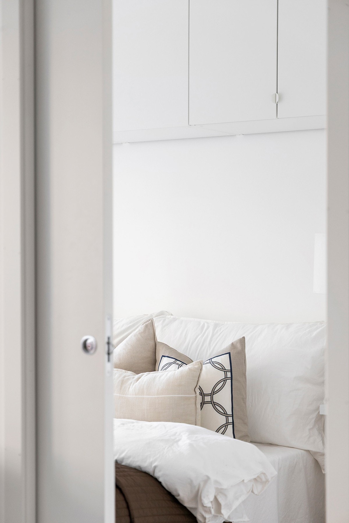 Soverommet har to innganger med praktiske skyvedører. Galleribilde