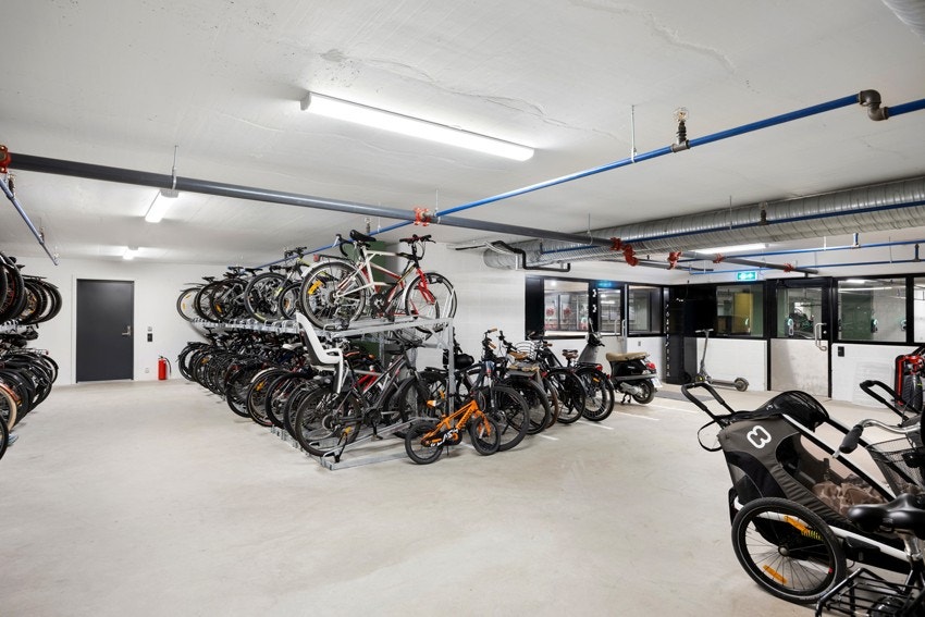 Felles sykkelparkering i kjeller. Galleribilde