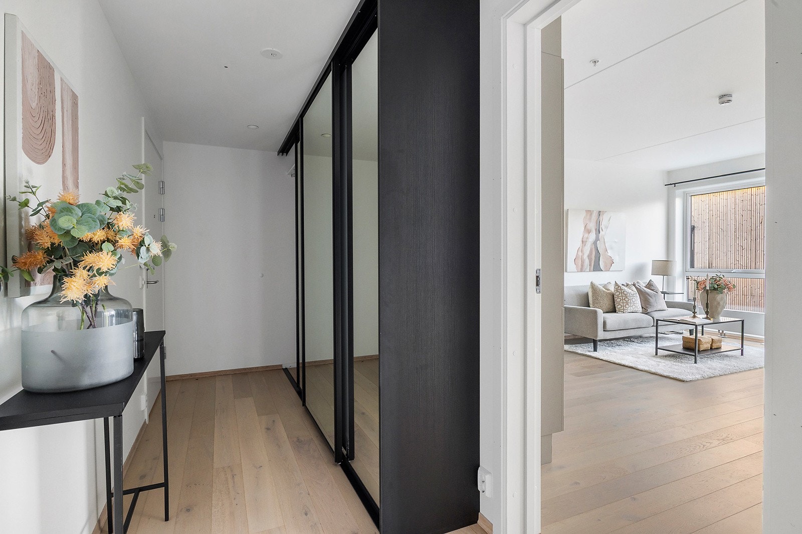 Romslig og innbydende entré med skyvedørsgarderobe hvor det er god plass til å henge fra seg jakker og sko. Galleribilde