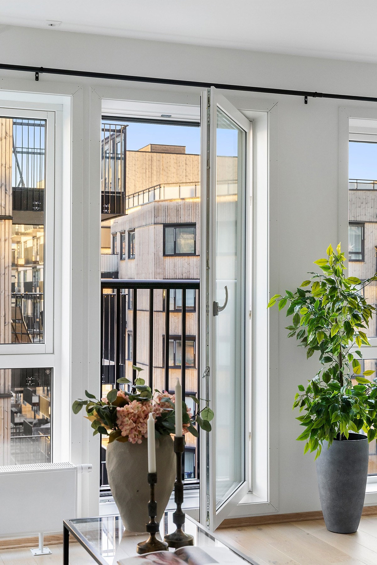 Her er det godt med naturlig lysinnslipp fra store vindusflater med en moderne vest-nordvestvendt fransk balkong. Galleribilde