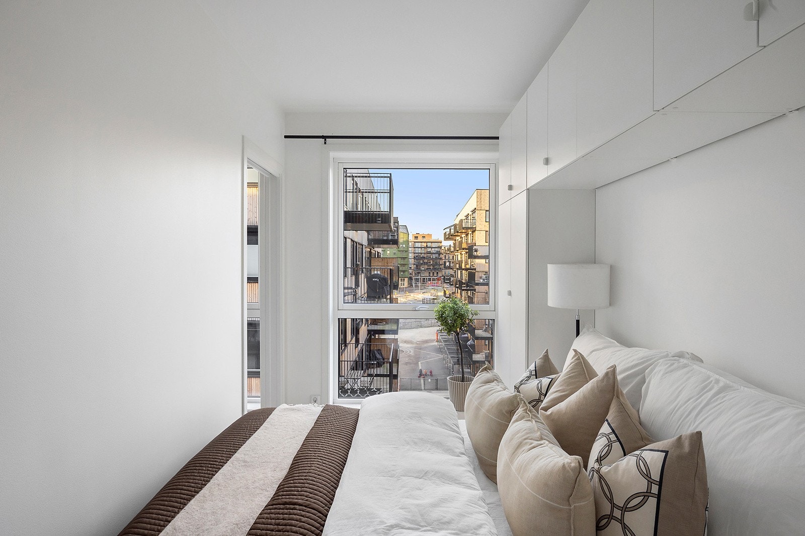 Fint og lyst soverom med god lagringsplass i både garderobeskap og veggskap. Galleribilde