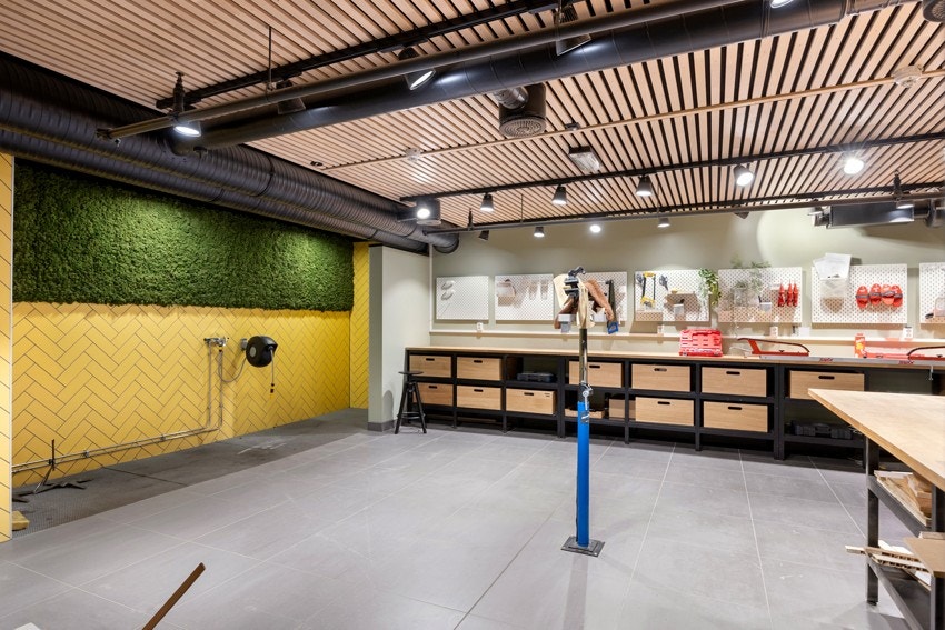 Praktisk hobbyrom med hundevask og sykkelvask. Galleribilde