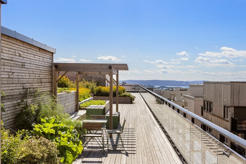 Det er etablert benker og sittegrupper på takterrassen. Adkomst via nabooppgangen. Galleribilde