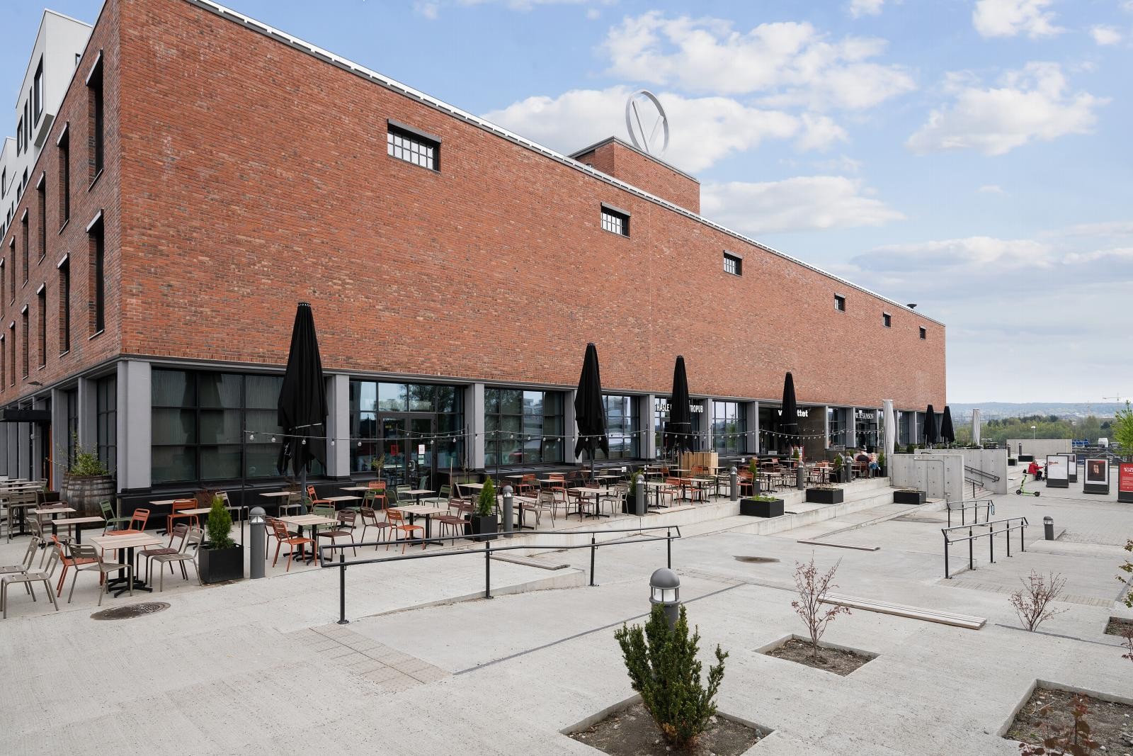 Vinslotte med servering og butikker. Galleribilde