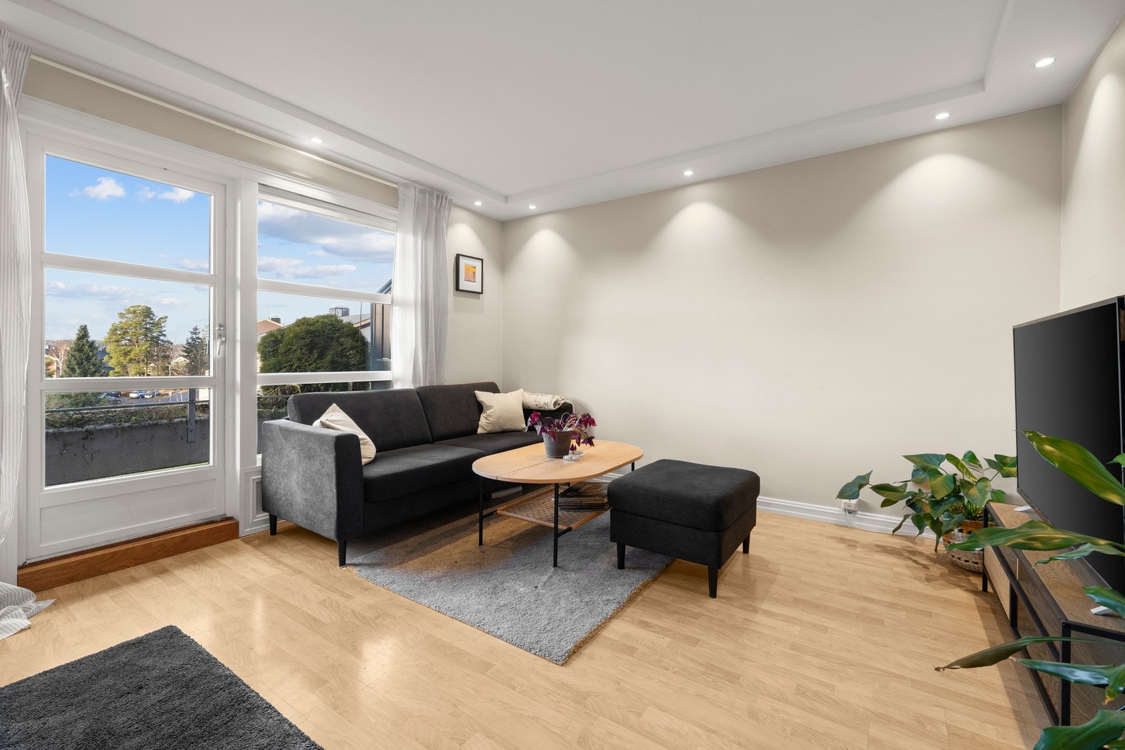 Stue med store vindusflater som slipper inn rikelig med naturlig sollys. Galleribilde