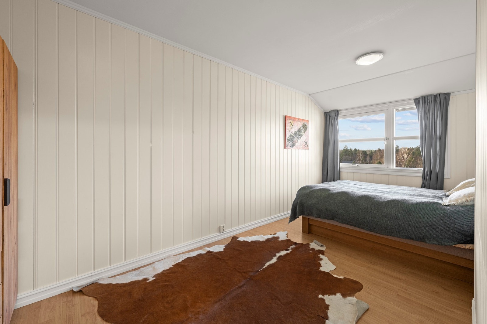 Tidligere innvendig bod er innlemmet i soverom, som gir et meget romslig soverom. Galleribilde