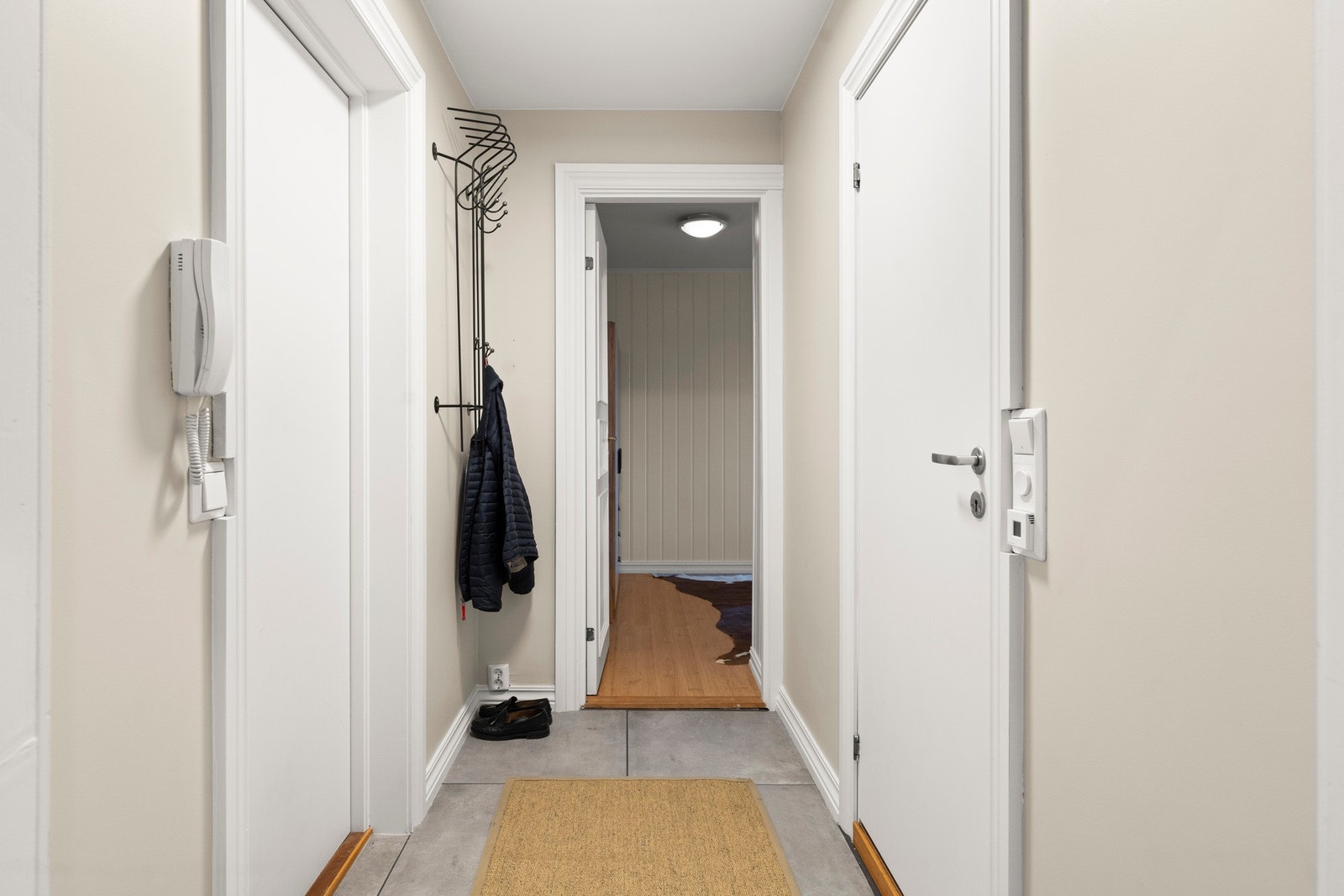 Lys og innbydende entré som gir et godt førsteinntrykk. Galleribilde