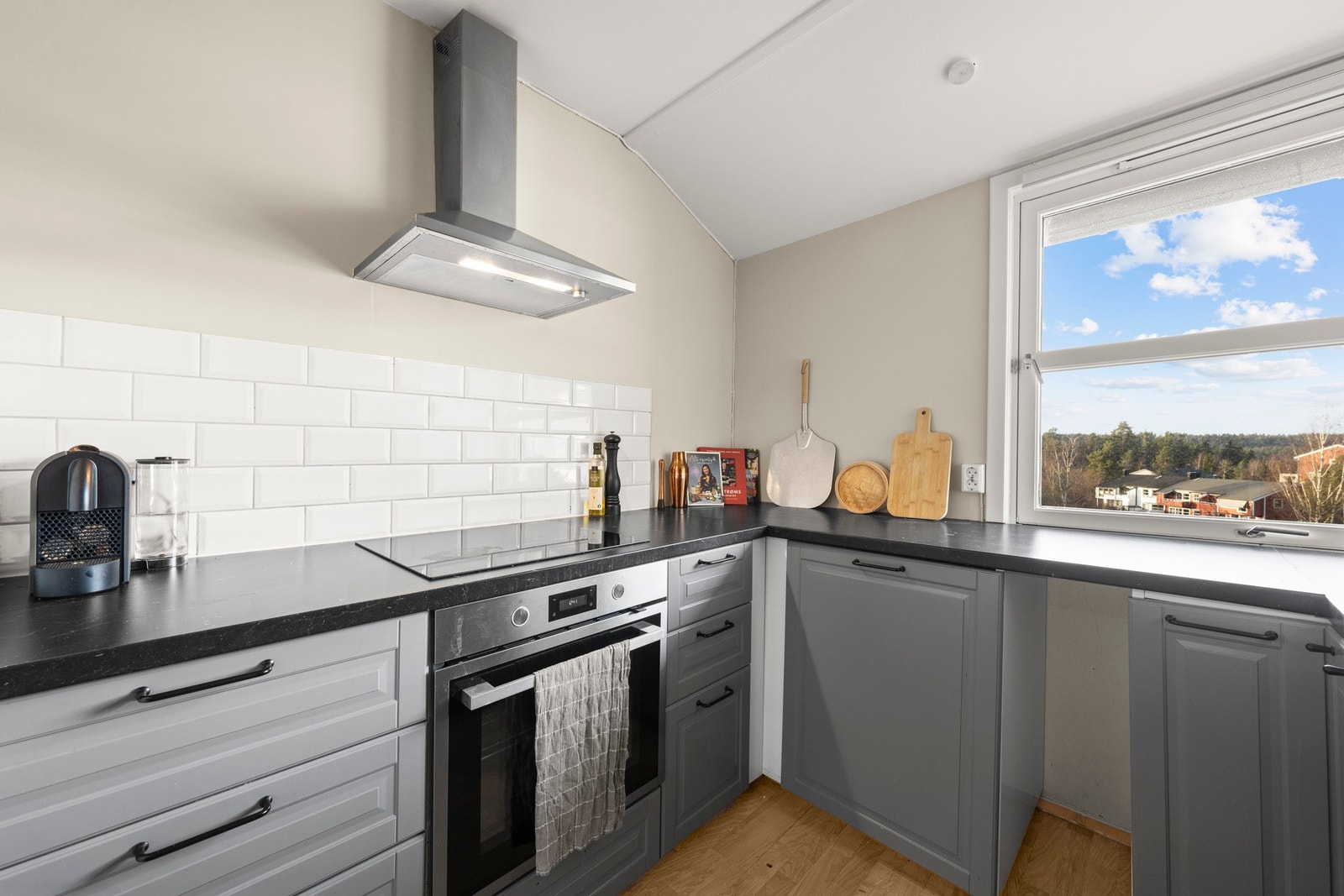 Innholdriks kjøkken med og vindu med utsikt over grøntarealer. Galleribilde