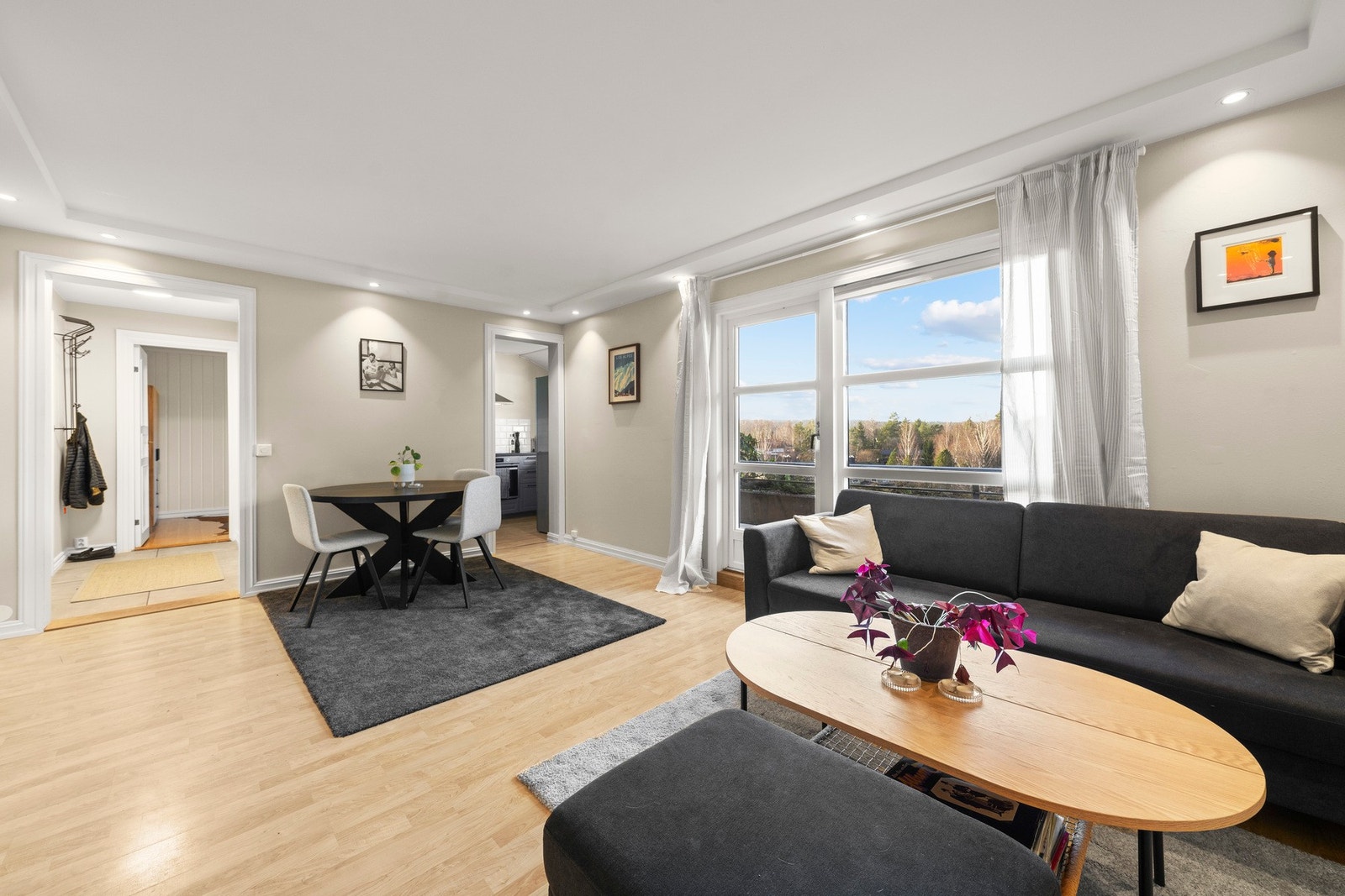 Stue med god plass til ønskelig møblement. Galleribilde