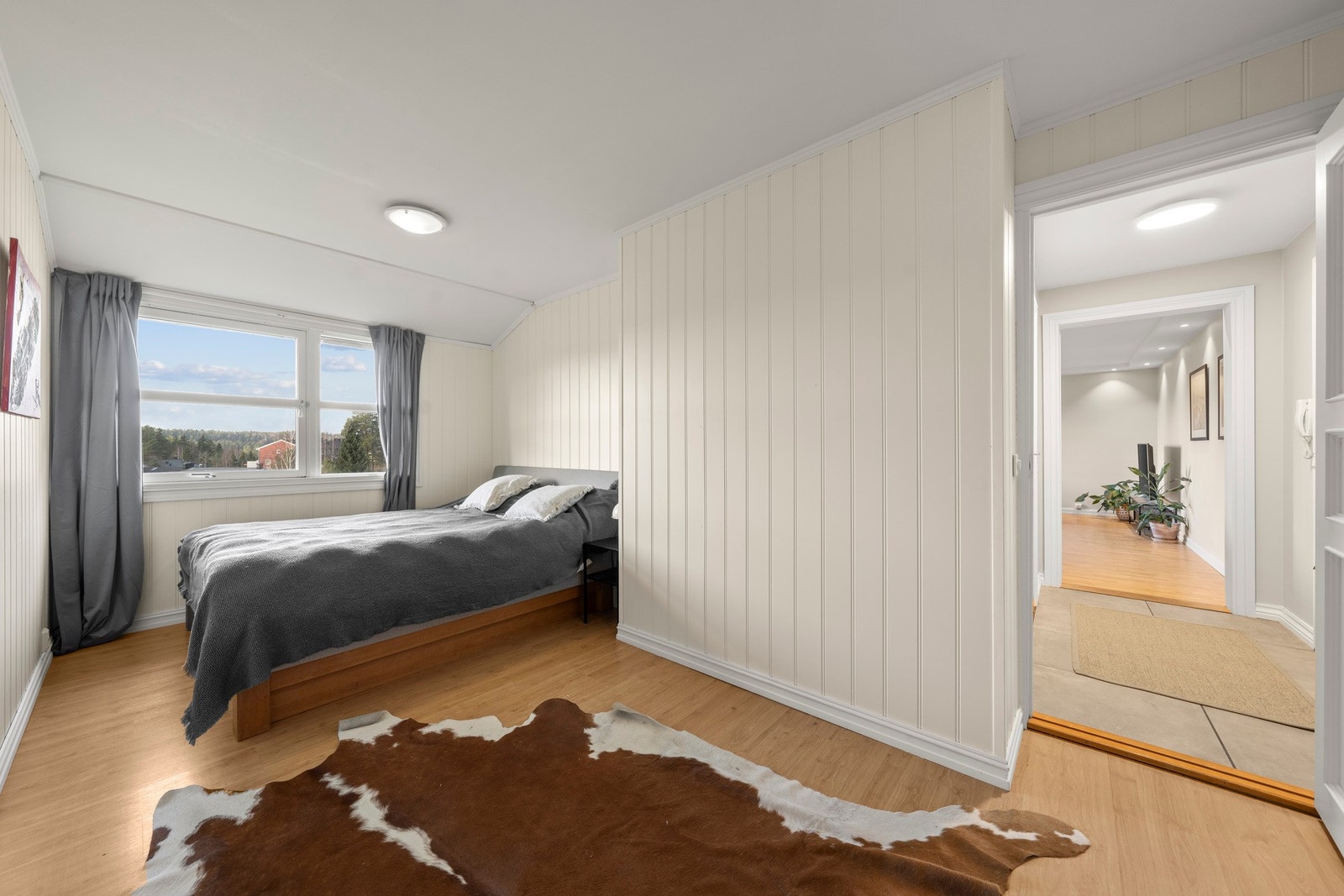 Lyst og trivelig soverom med god plass til dobbel seng og garderobeløsning Galleribilde