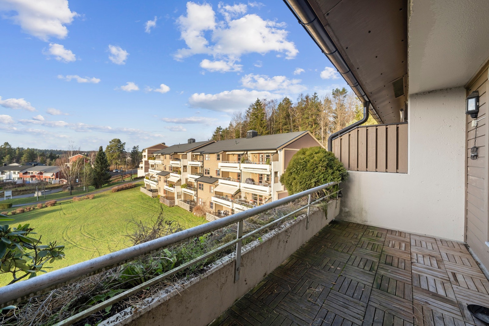 Balkong som fungerer som en naturlig forlengelse av stuen, hvor det er god plass til loungegruppe og spisebord. Galleribilde