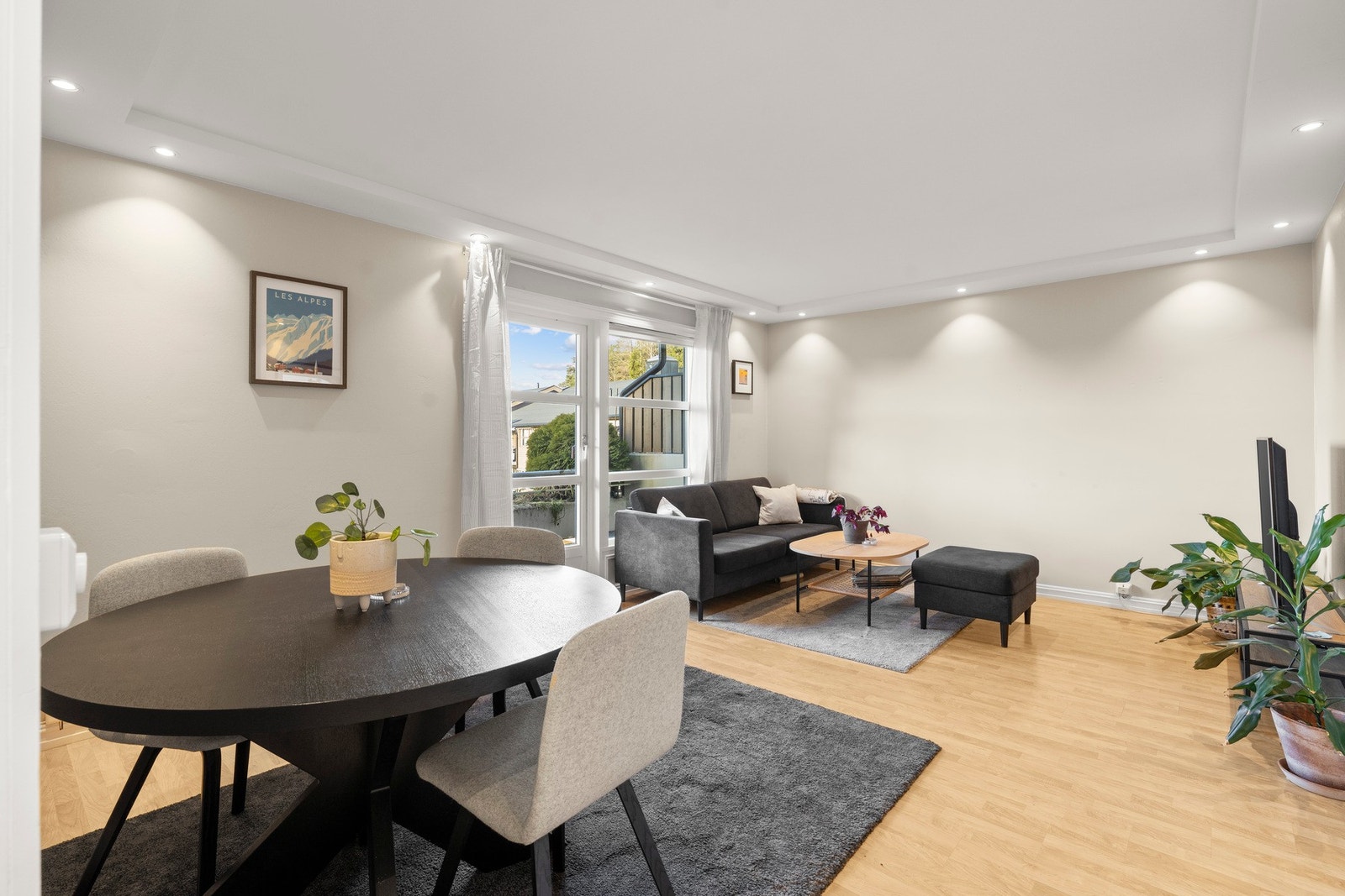 Stuen byr på god plass til både sofagruppe og spisebord. Galleribilde