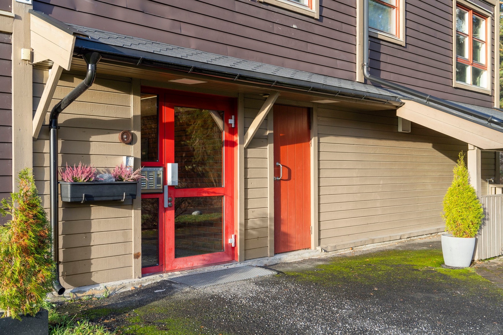 Overbygget inngangsparti med calling-anlegg. Mulighet for å kjøre helt til døren for av- og pålessing. Galleribilde