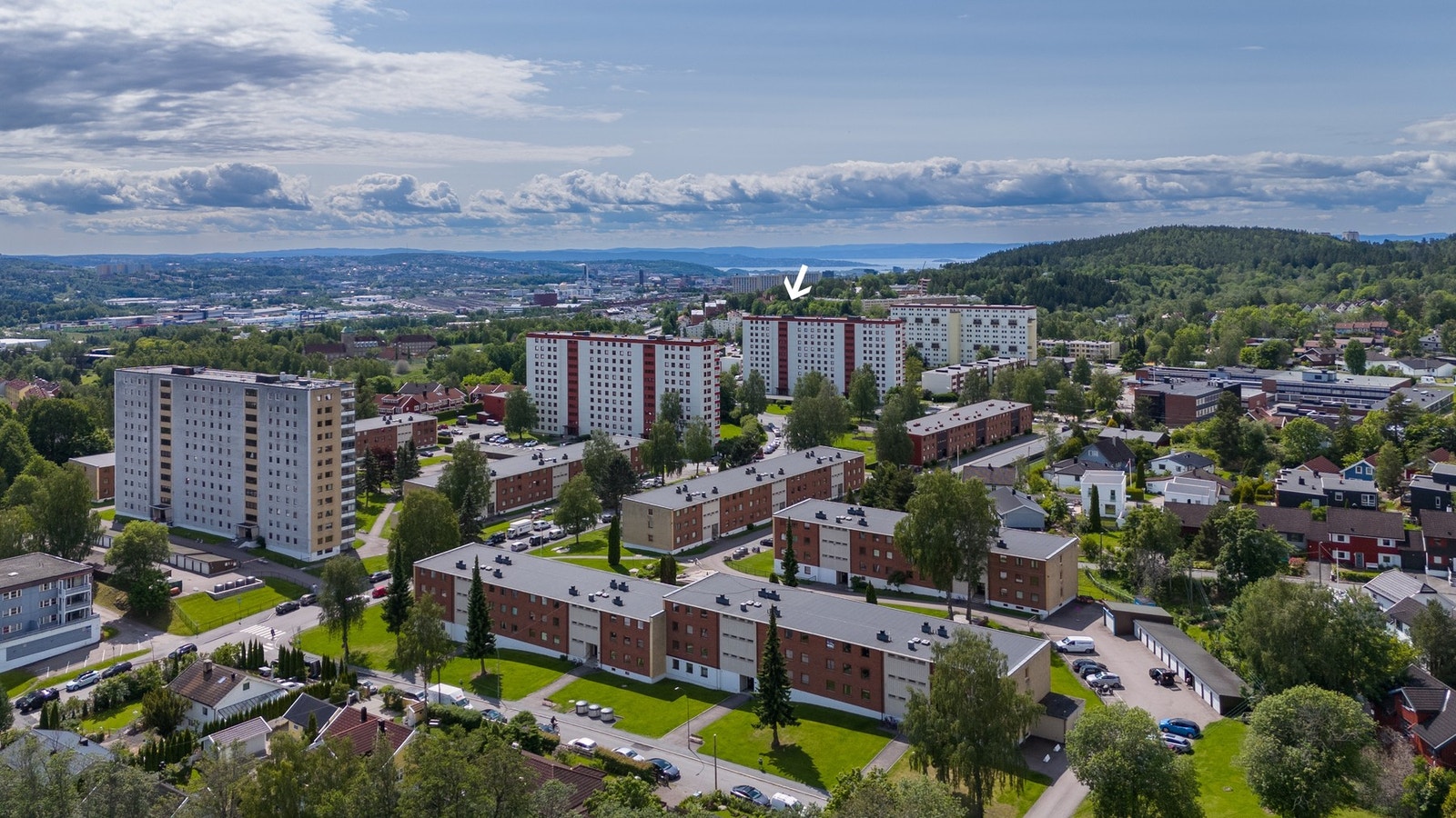 Borettslaget har en attraktiv beliggenhet i hjertet av Rødtvet, med nærhet til butikker, servicetilbud, kollektivtransport og flotte friluftsområder. Det er også kort vei til sentrum med alt et rikt byliv kan by på. Galleribilde