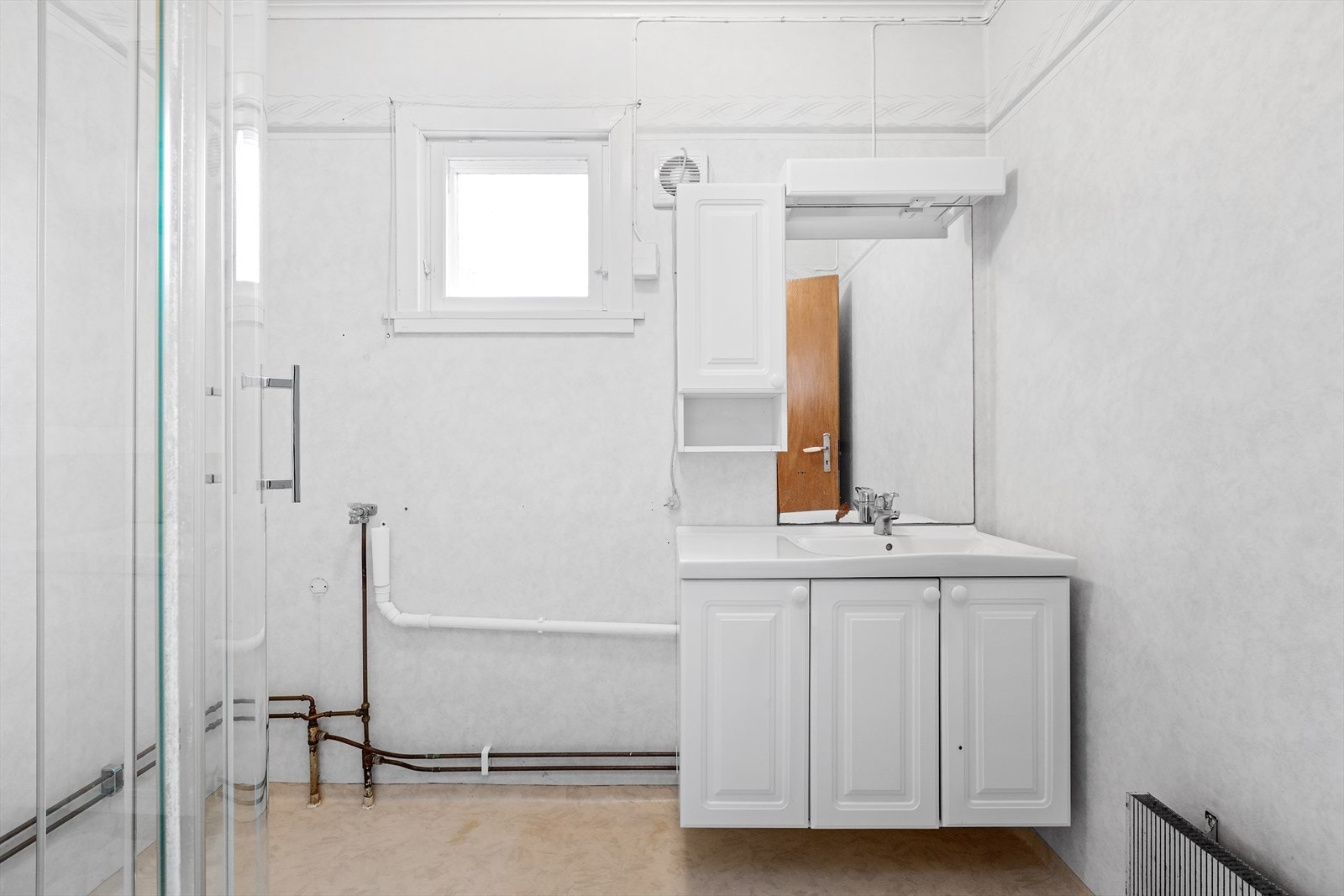 Badet ligger i første etasje og har opplegg for vaskemaskin. Galleribilde