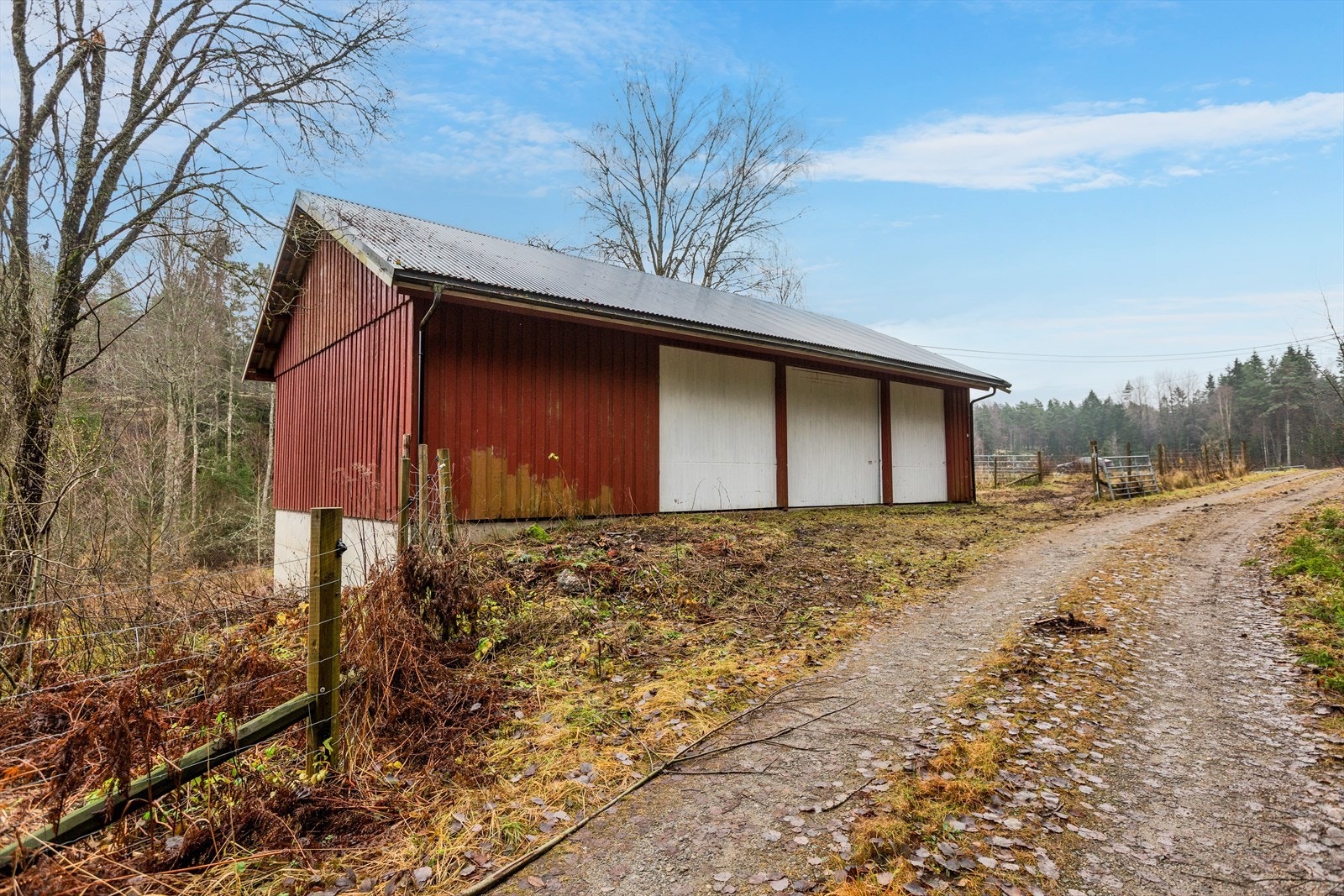 Det er 3 porter, et åpent rom og en eldre kaldlufttørke. Galleribilde