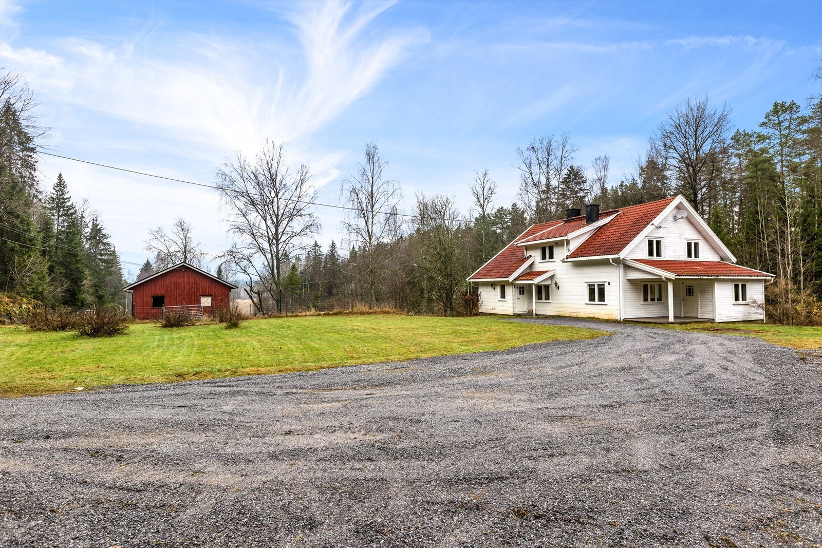 Skjermet og idyllisk beliggenhet innerst på gårdsveien. Galleribilde