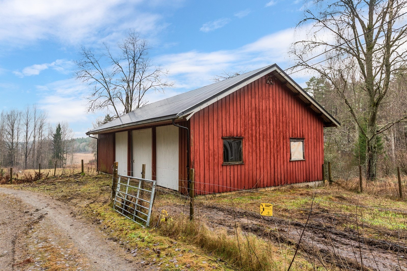 Praktisk vognskjul med potensiale for eksempelvis lagring, verksted eller dyrehold. Galleribilde